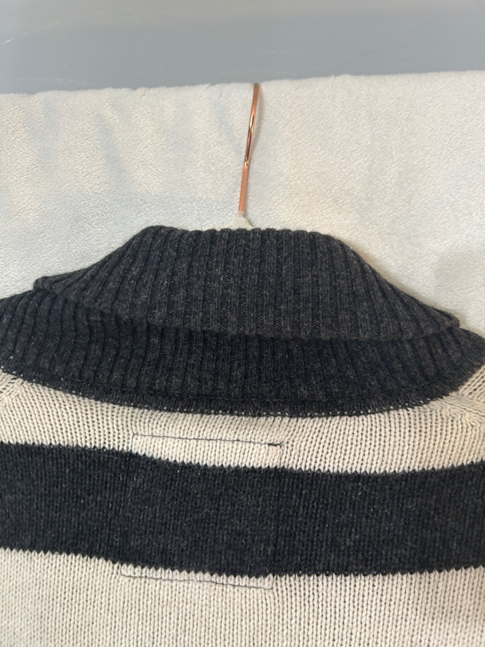 American Eagle Striped V-Neck Sweater in Gray & Cream-size Large - Picture 9 of 11